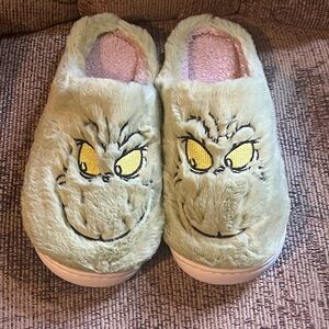 NWT The Grinch super soft slippers unisex size m/8-8.5 w/10-10.5